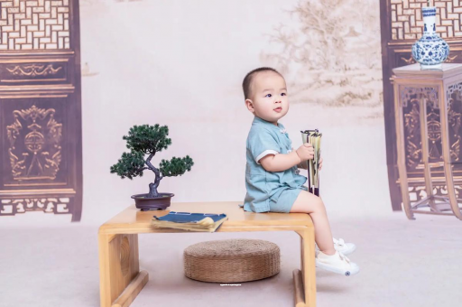 昌乐女宝宝换尿布